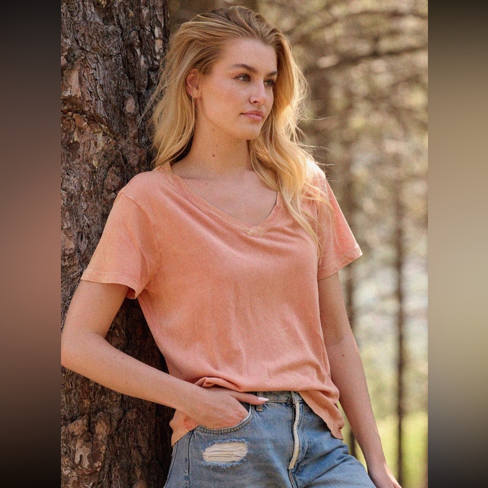 PROMESA MINERAL WASH VNECK TEE ❤️NEW COLLECTION IN STORES❤️